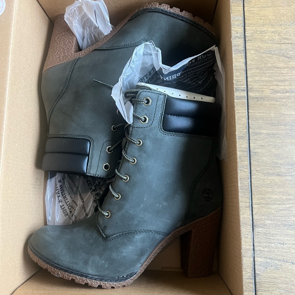 Timberland Tillston  6 in Ankle Boot 
Green
Size. 7